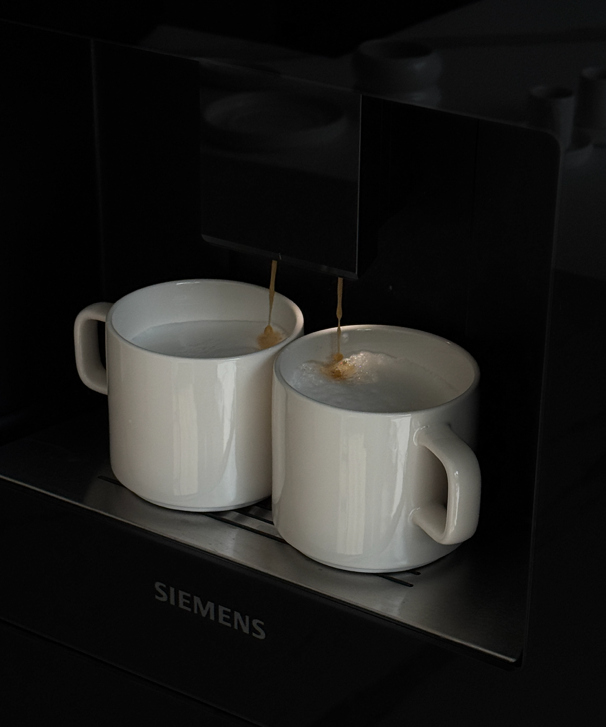 Tasse mit Untertasse in Cremeweiß glänzend | Nia