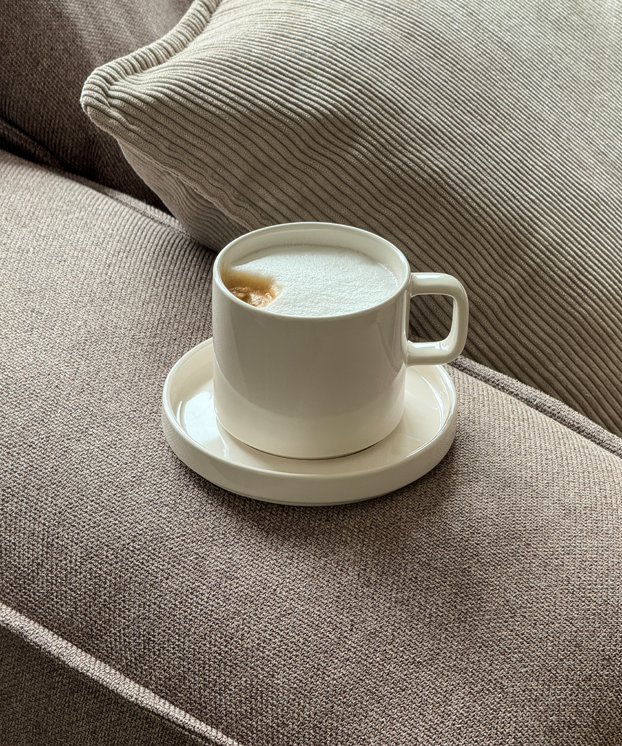 Tasse mit Untertasse in Cremeweiß glänzend | Nia