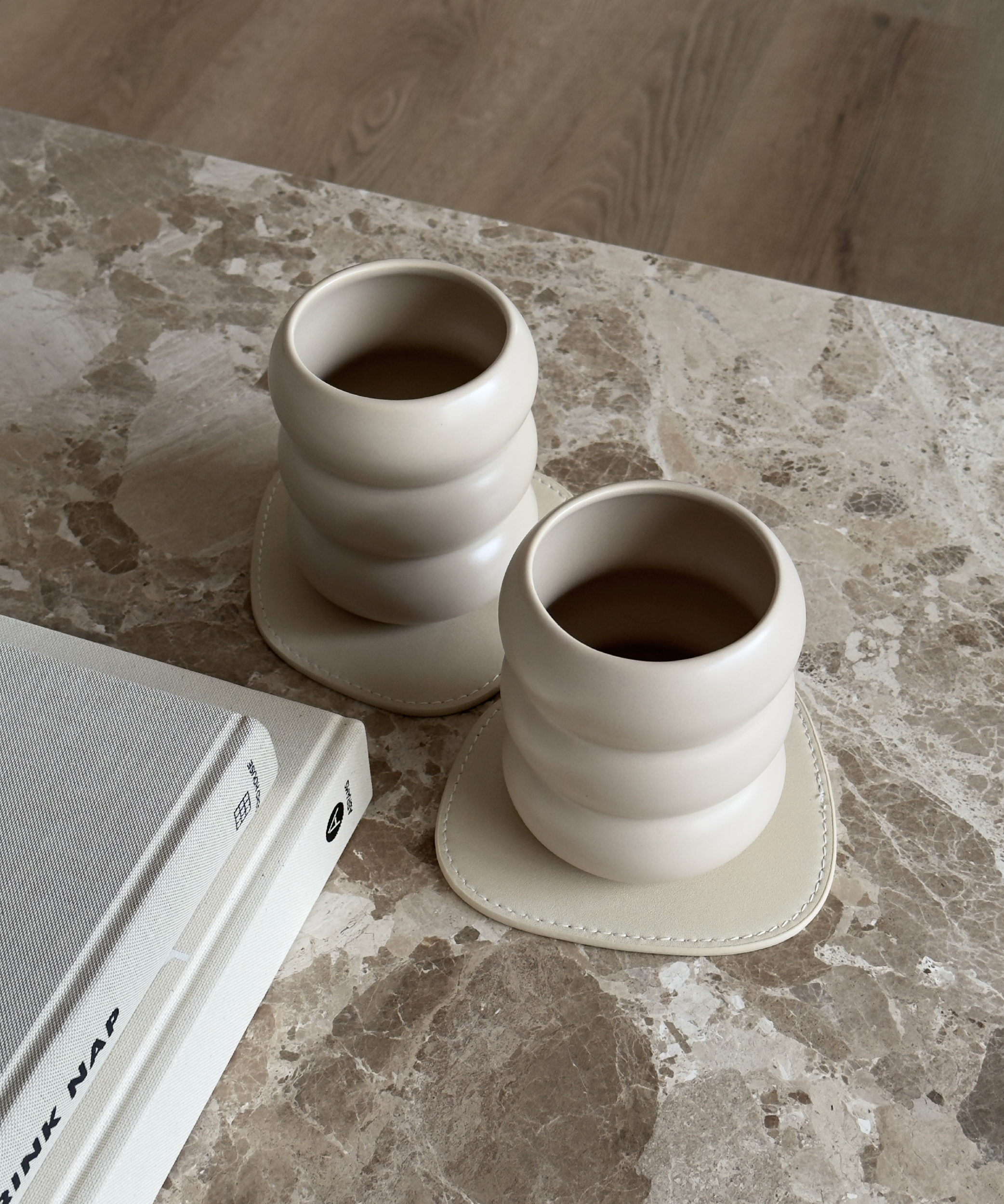 Wellenförmiger Keramik Becher Beige | Mya