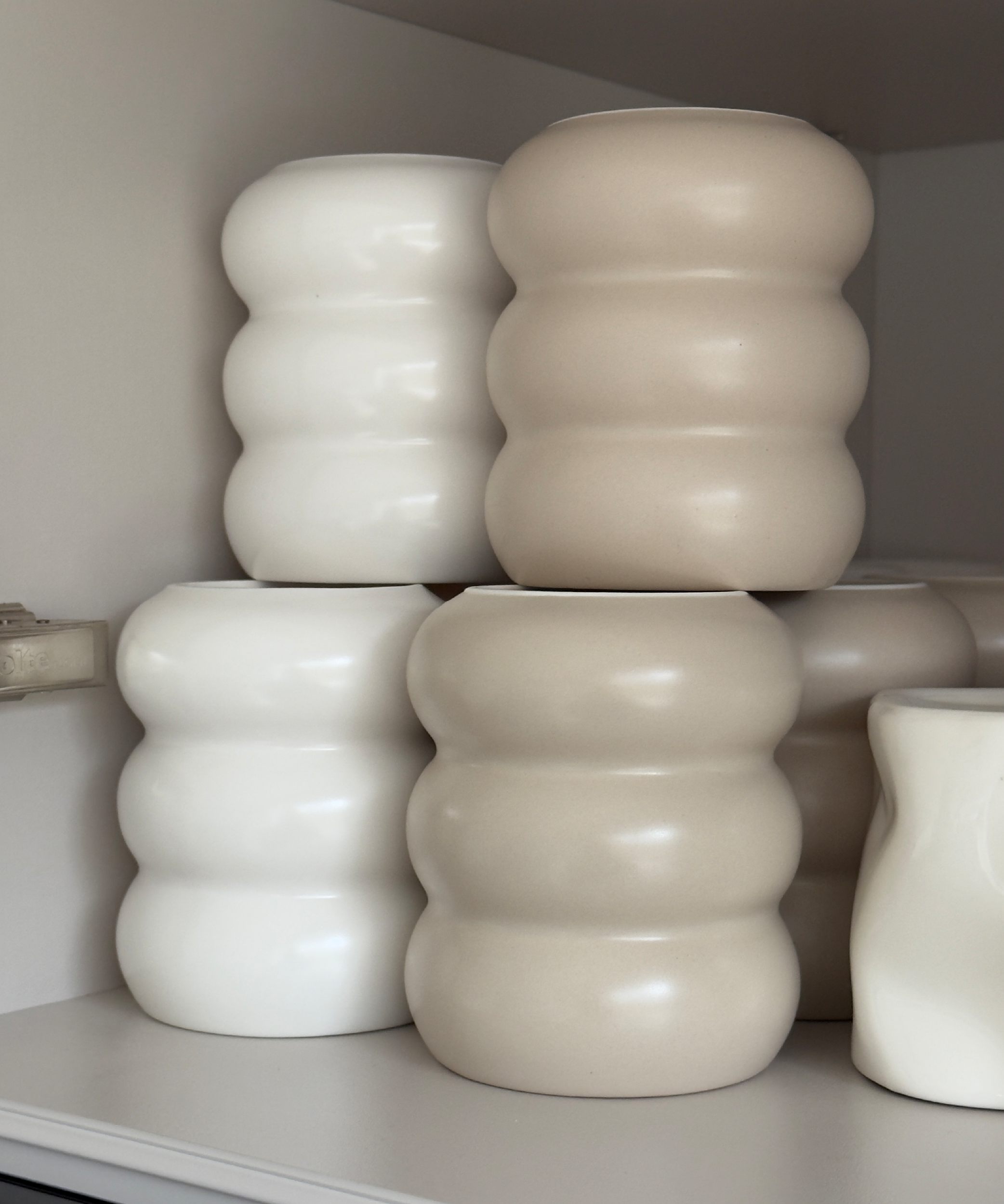 Wellenförmiger Keramik Becher Beige | Mya