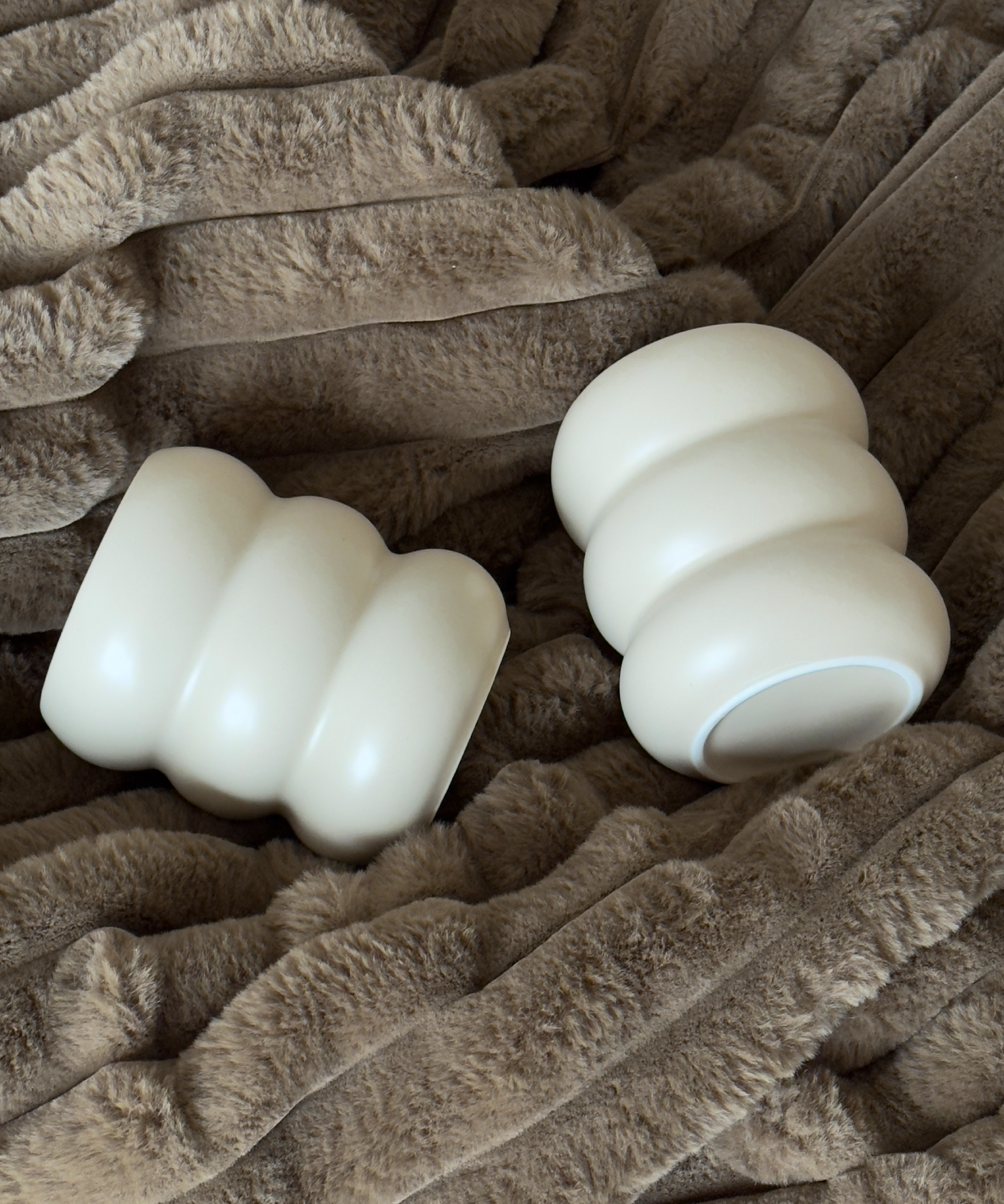 Wellenförmiger Keramik Becher Beige | Mya