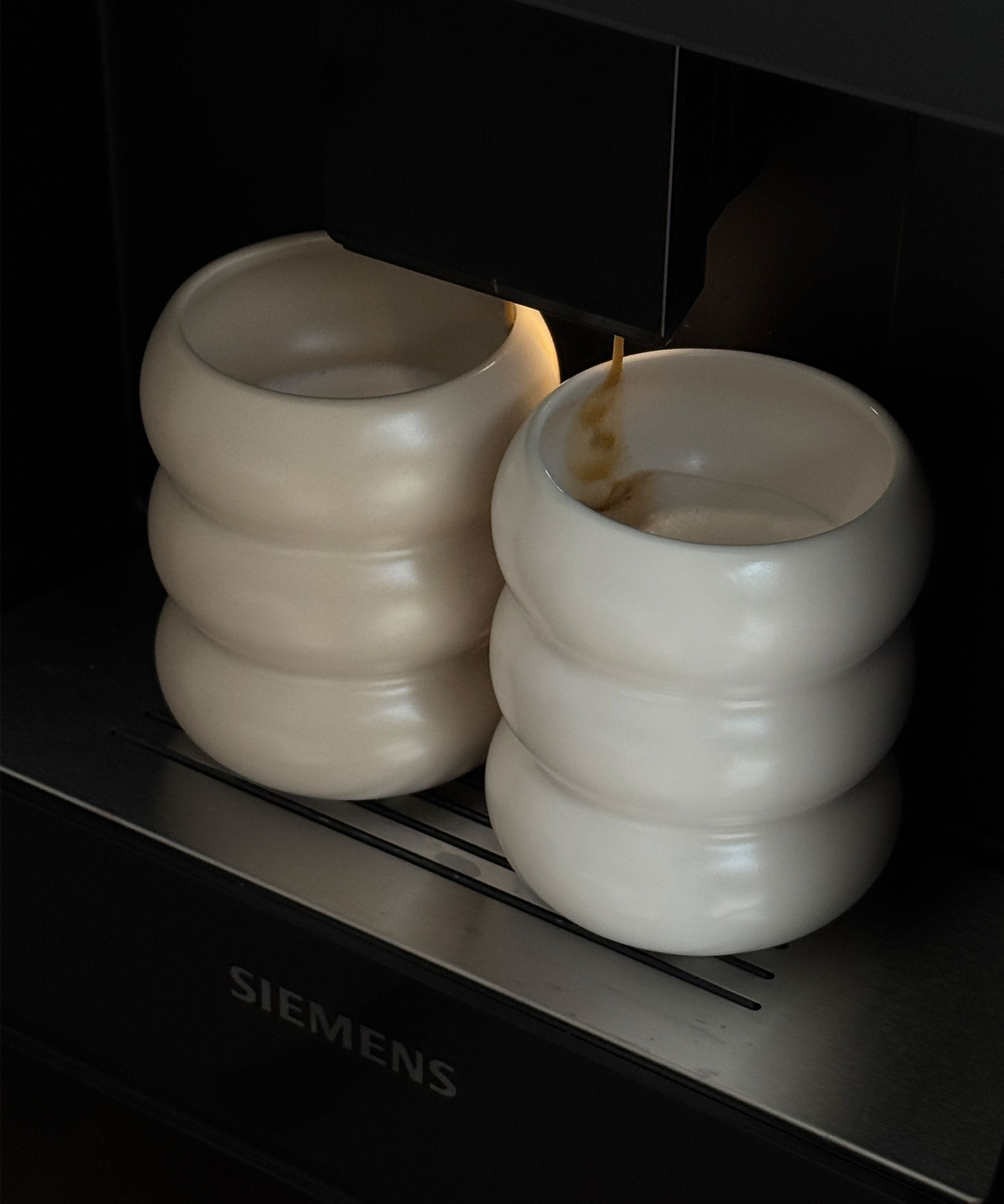 Wellenförmiger Keramik Becher Weiß | Mya