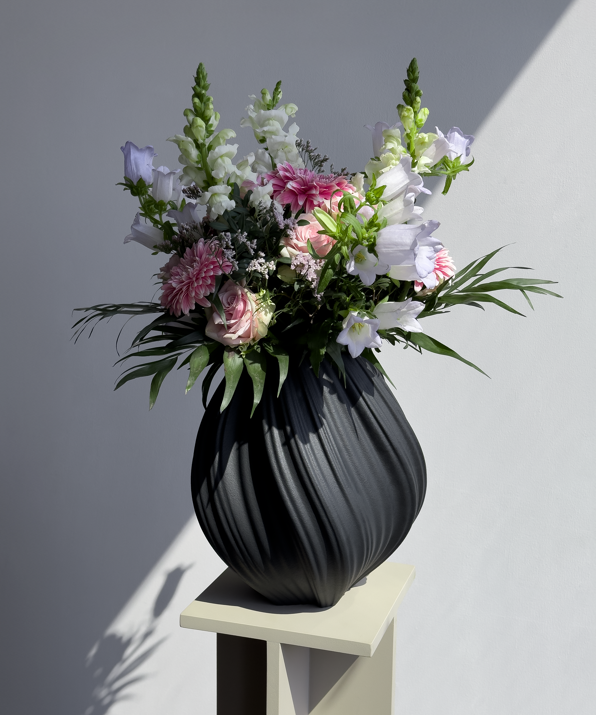 Flora Keramik Vase in Schwarz | Secret Sale