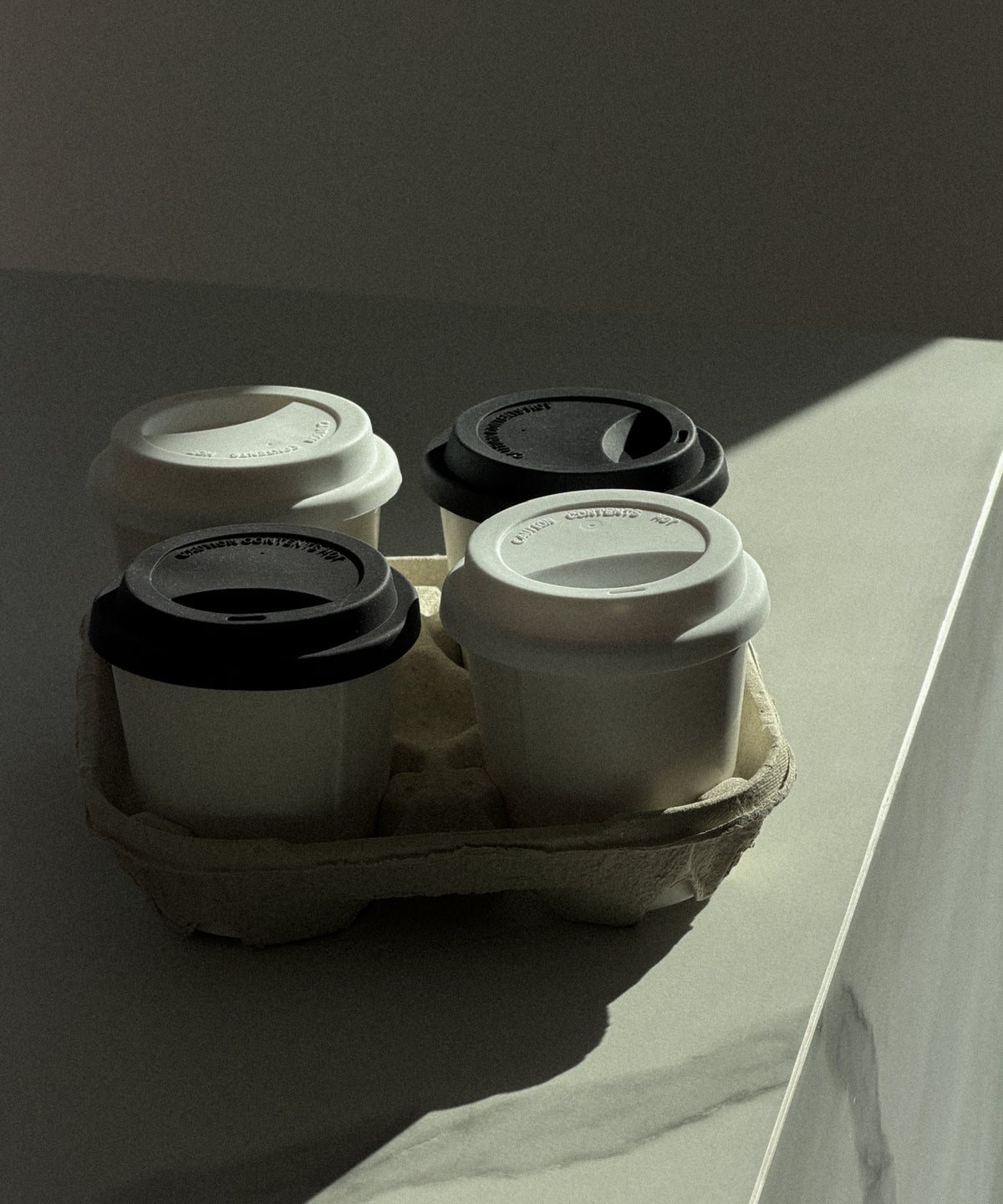 Keramik To-Go Becher mit schwarzem Silikon-Deckel aus der Serie Brooklyn – Draufsicht