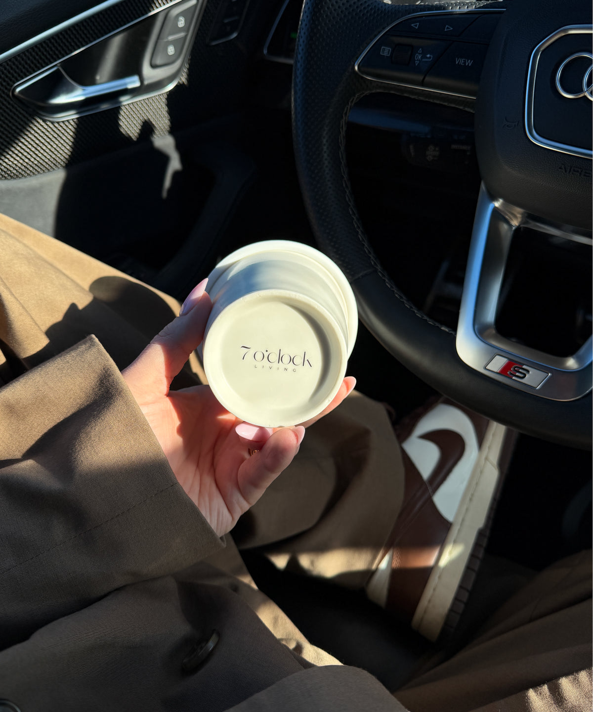 Keramik To-Go Becher mit weißem Silikon-Deckel aus der Serie Brooklyn – Materialdetail