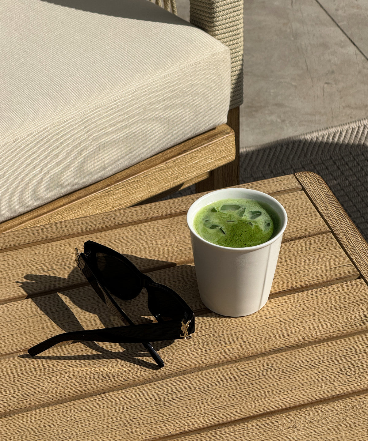 Keramik To-Go Becher mit schwarzem Silikon-Deckel aus der Serie Brooklyn – im Wohnambiente