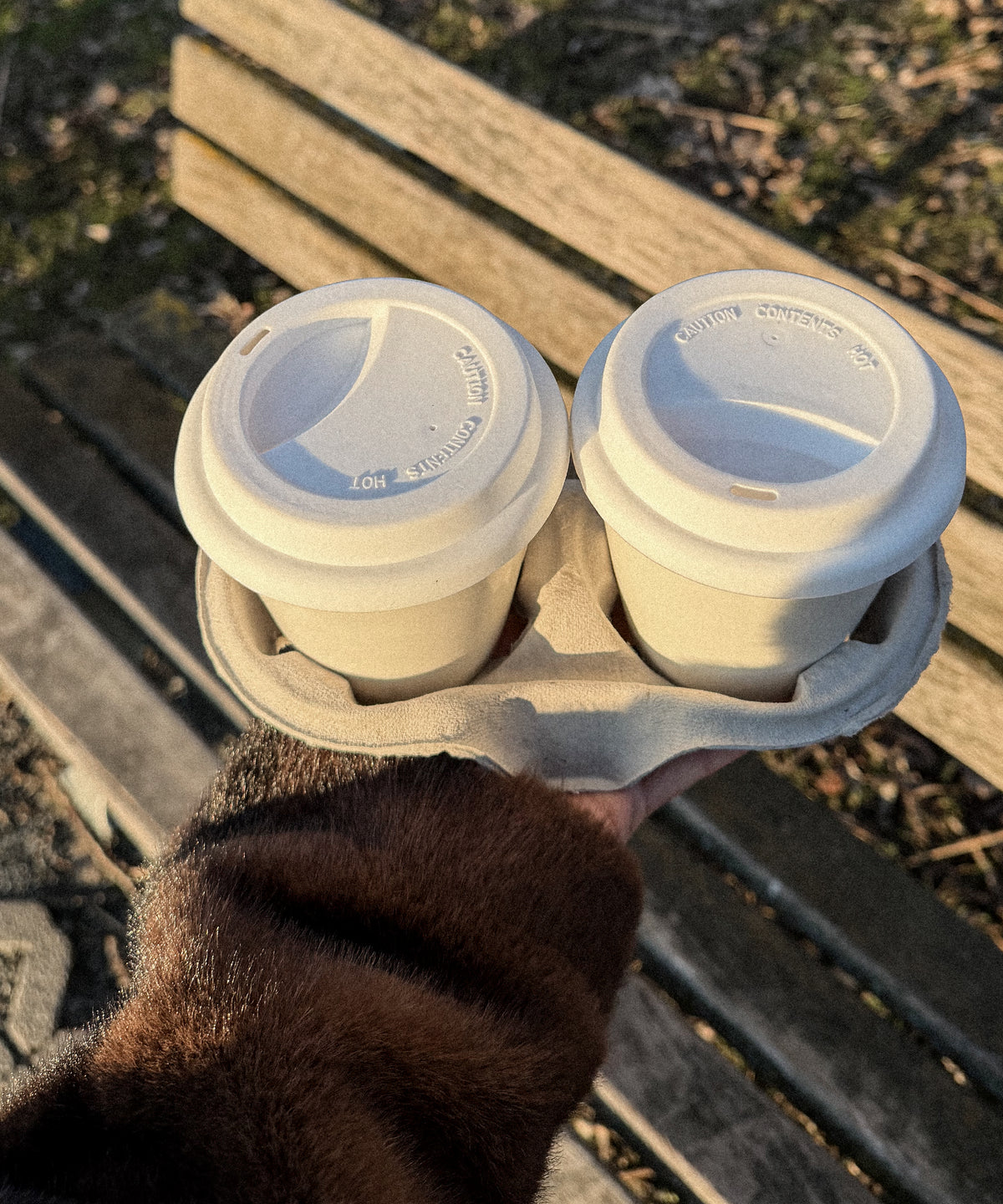 Keramik To-Go Becher mit weißem Silikon-Deckel aus der Serie Brooklyn – Detailansicht