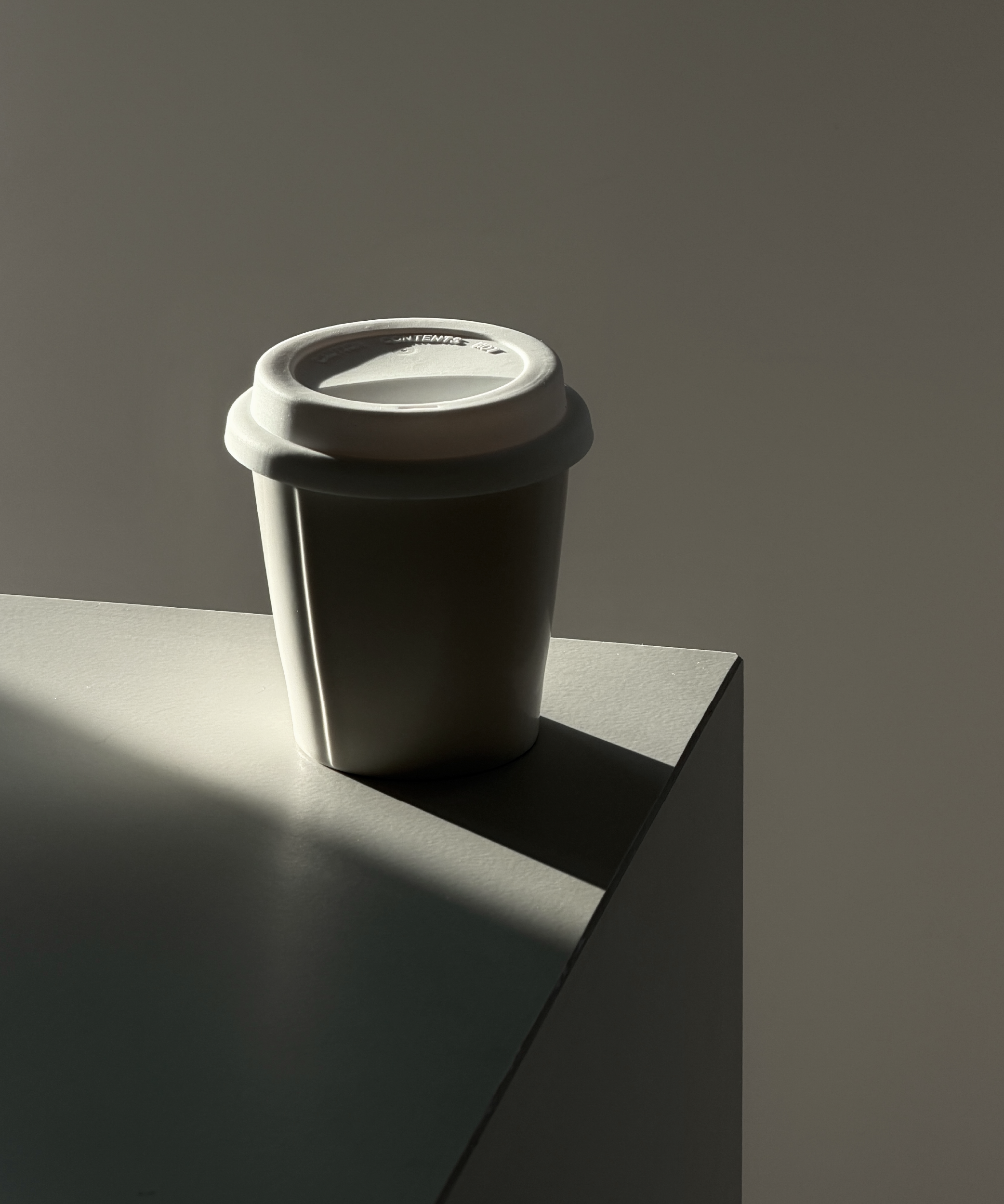 Keramik To-Go Becher mit weißem Silikon-Deckel | Brooklyn