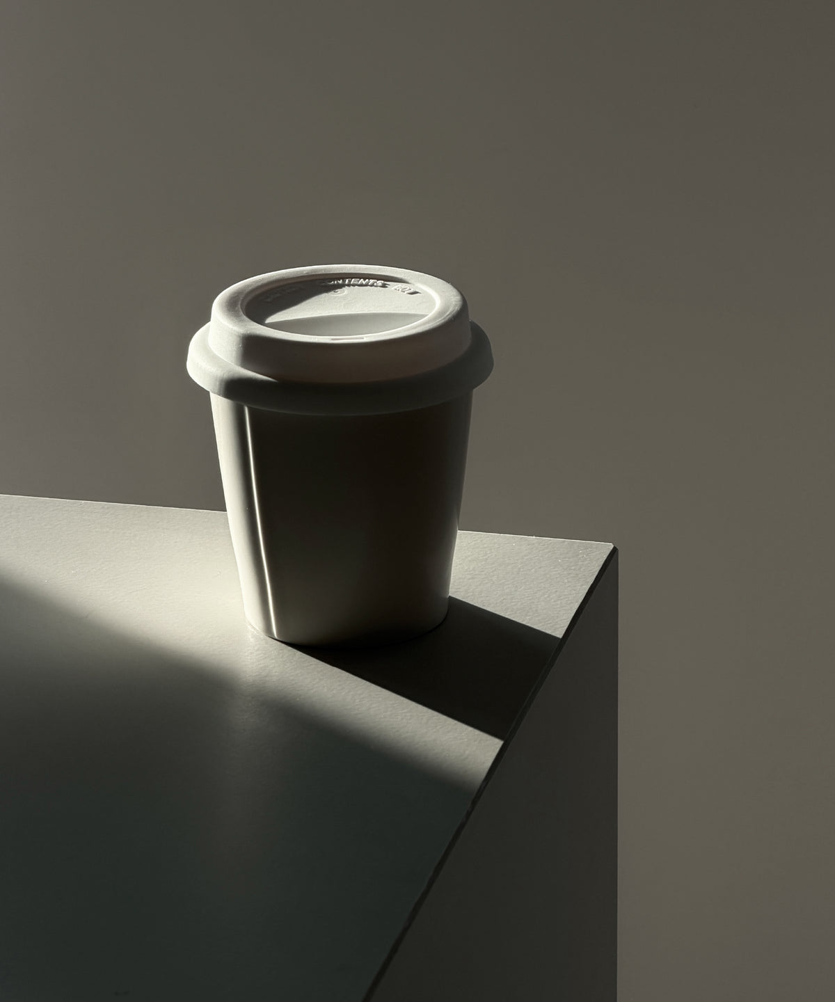 Keramik To-Go Becher mit weißem Silikon-Deckel aus der Serie Brooklyn – Seitenansicht
