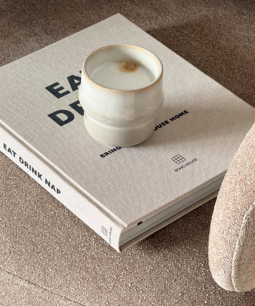 Keramik Becher im organischen Design aus der Serie Nami – Materialdetail