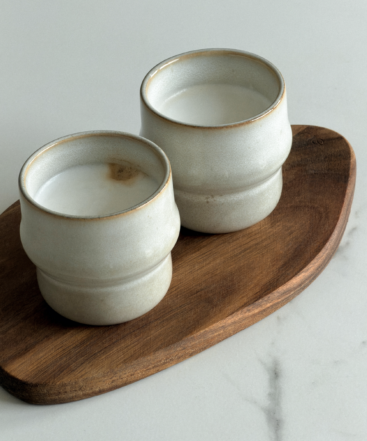 Keramik Becher im organischen Design aus der Serie Nami – im Wohnambiente