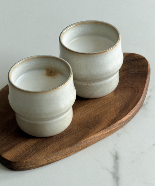 Keramik Becher im organischen Design aus der Serie Nami – im Wohnambiente