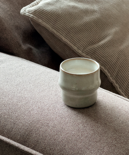 Keramik Becher im organischen Design aus der Serie Nami – Detailansicht