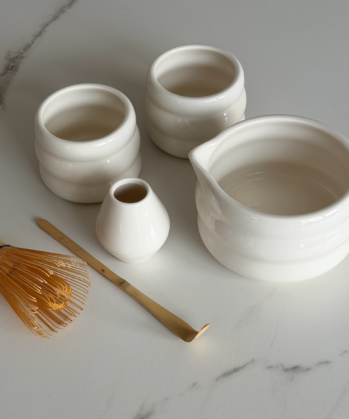Keramik Becher im Wellen-Design aus der Serie Akio – im Wohnambiente