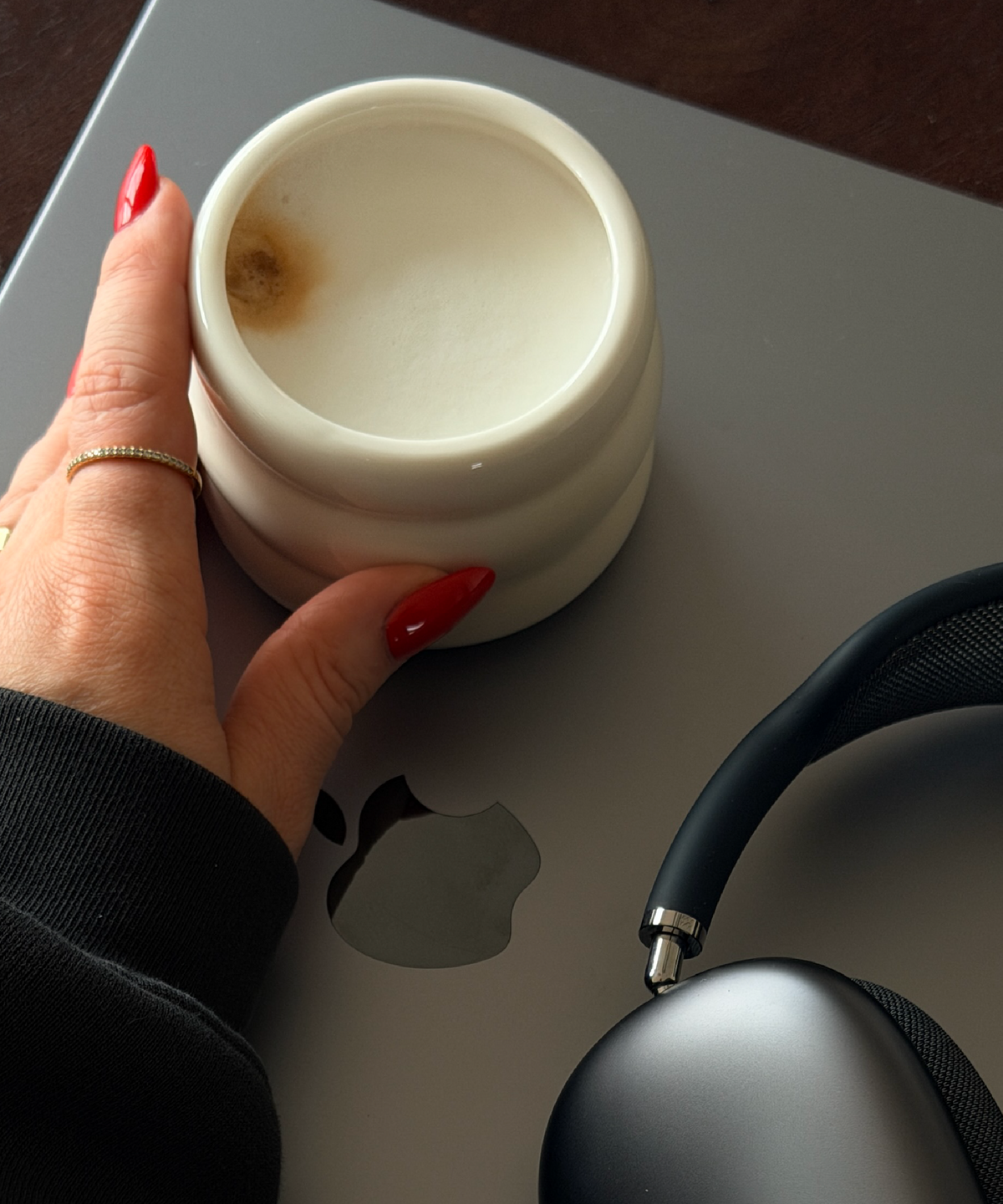 Keramik Becher im Wellen-Design aus der Serie Akio – Materialdetail