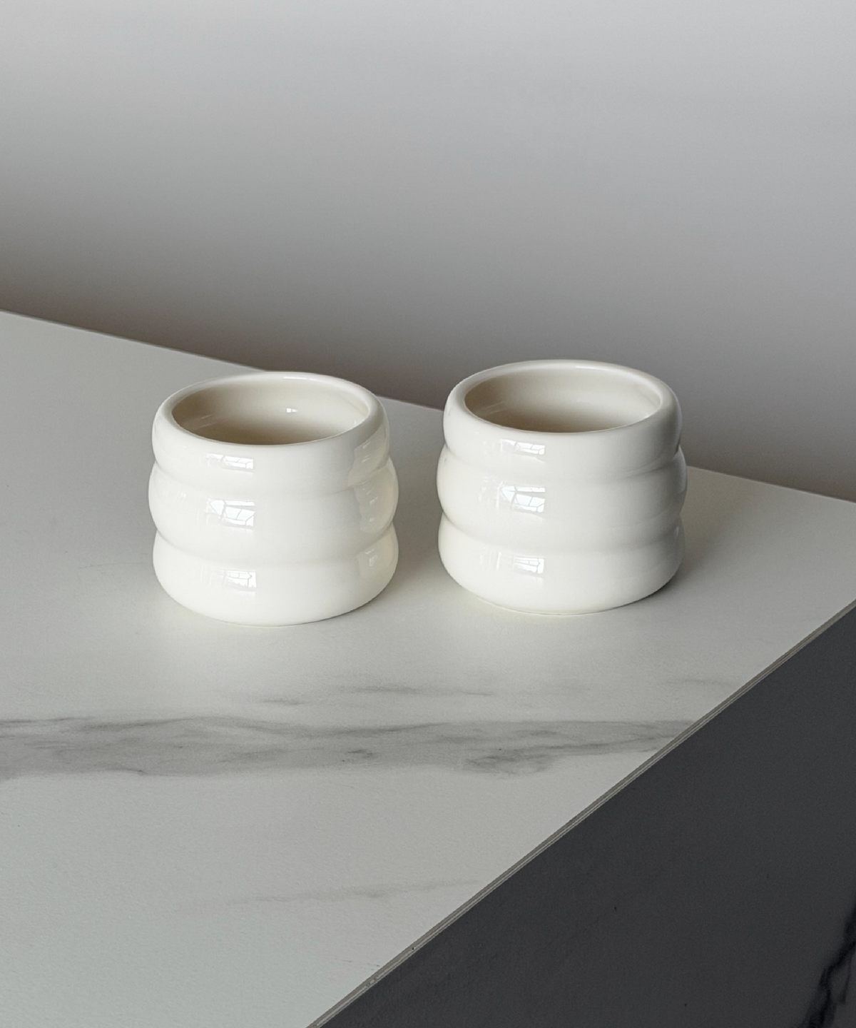 Keramik Becher im Wellen-Design aus der Serie Akio – Produktansicht