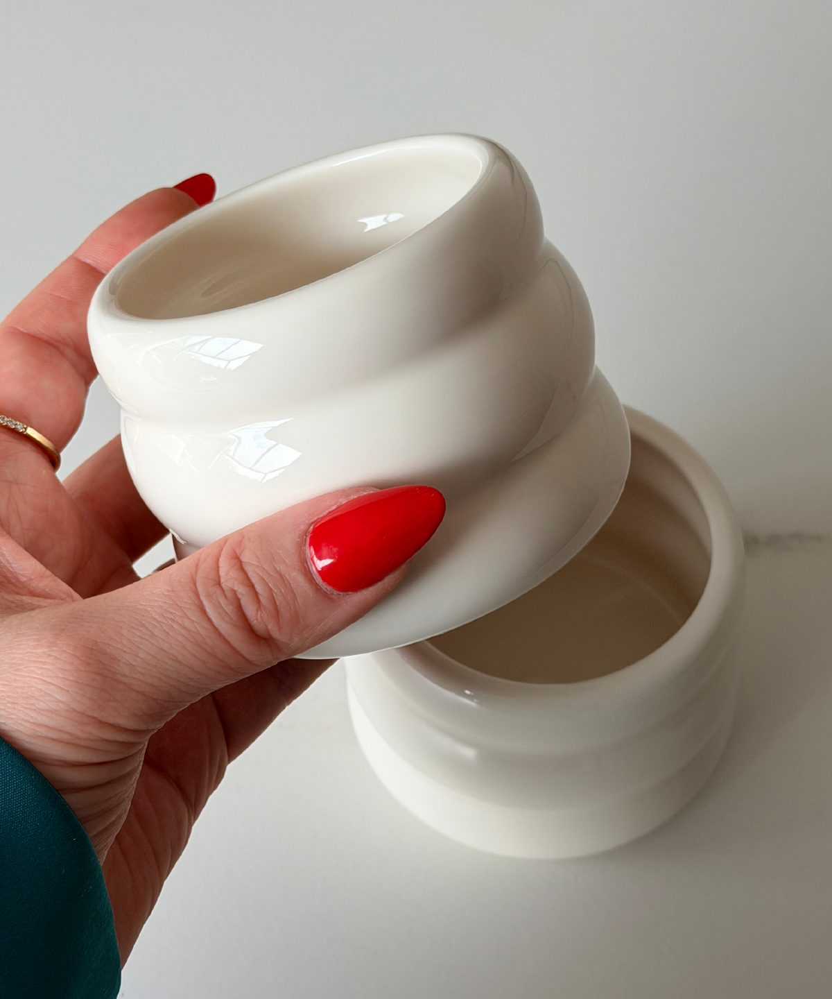 Keramik Becher im Wellen-Design aus der Serie Akio – Seitenansicht