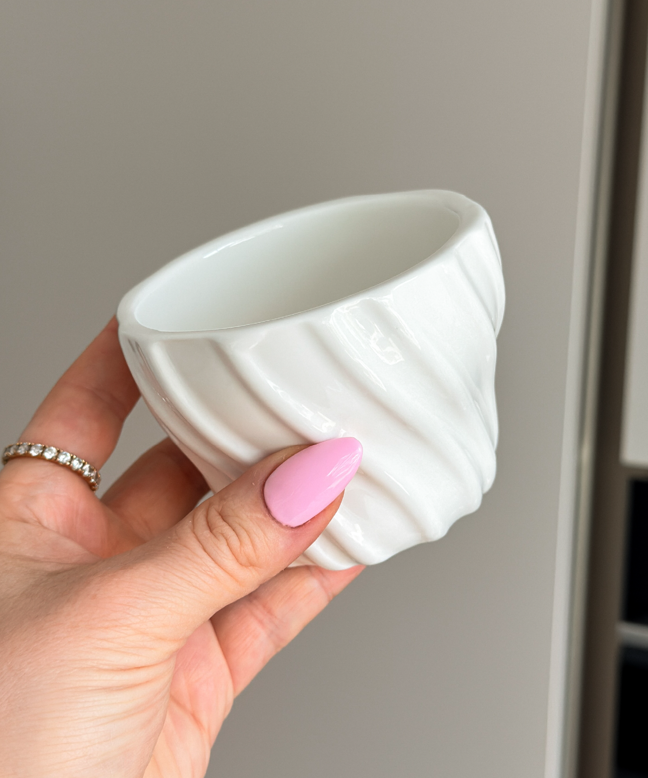 Keramik Becher mit Wellenstruktur | Kaia