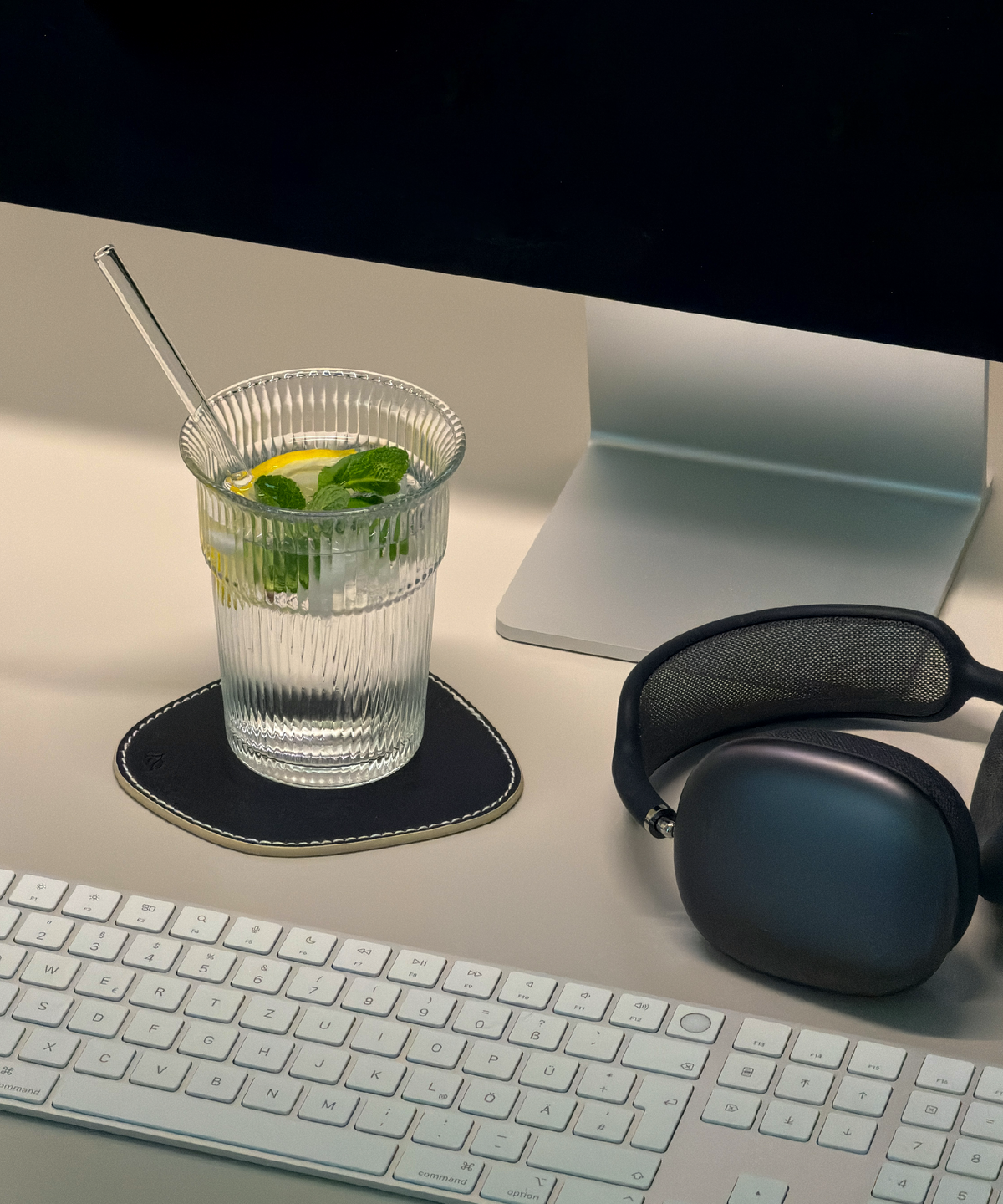Gerilltes Trinkglas im To-Go Design aus der Serie Liva – Seitenansicht