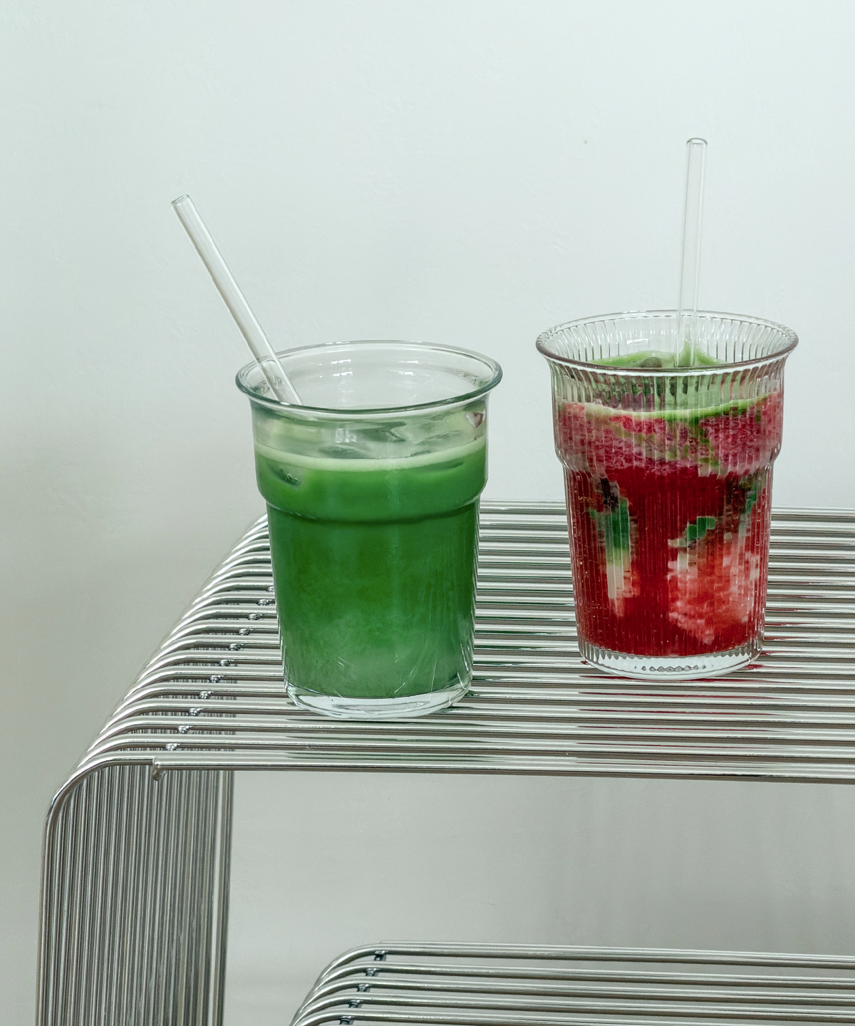 Gerilltes Trinkglas im To-Go Design aus der Serie Liva – im Wohnambiente