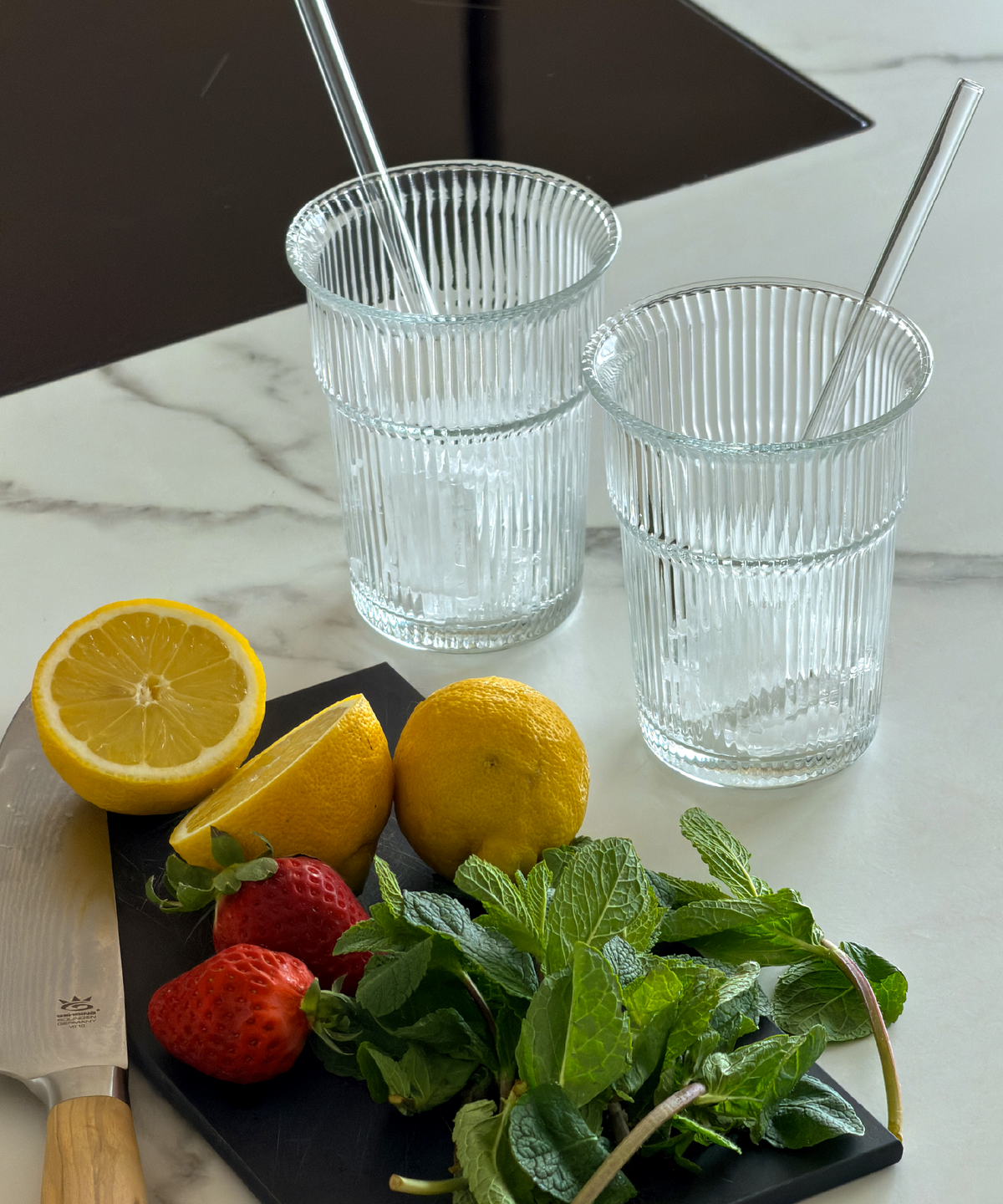 Gerilltes Trinkglas im To-Go Design aus der Serie Liva – Draufsicht auf das Glas