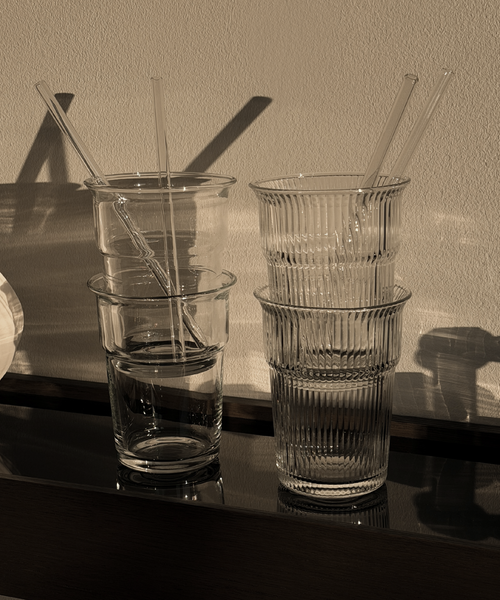 Gerilltes Trinkglas im To-Go Design aus der Serie Liva – Nahaufnahme des Materials