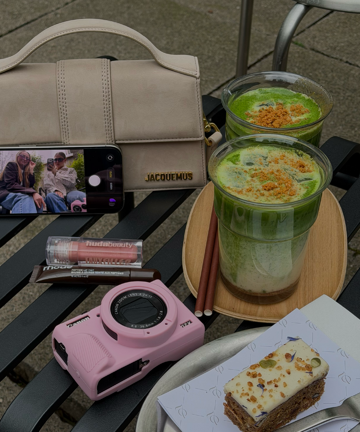Klares Trinkglas im To-Go Design aus der Serie Liva – Nahaufnahme der Oberfläche