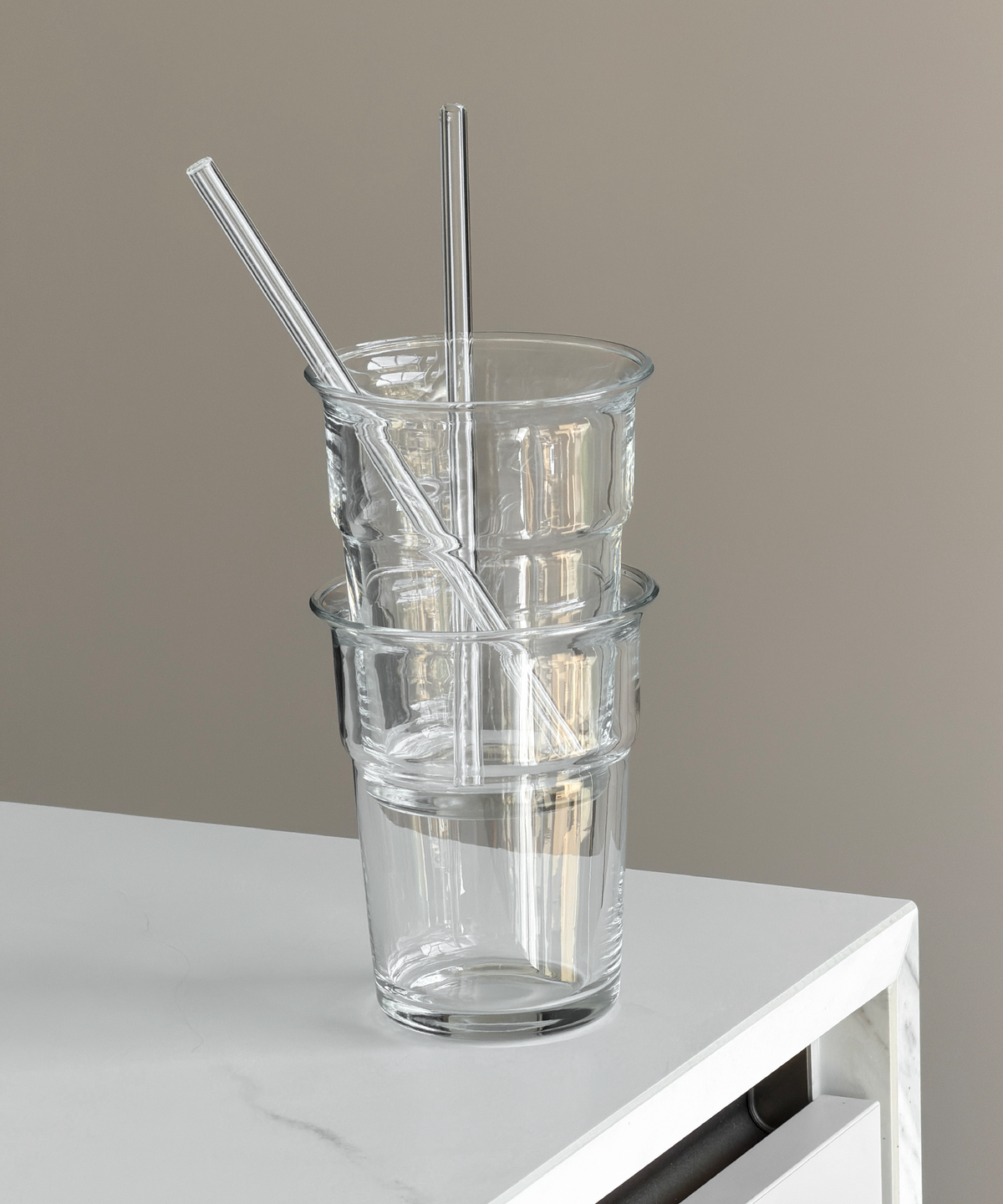 Klares Trinkglas im To-Go Design aus der Serie Liva – Seitenansicht
