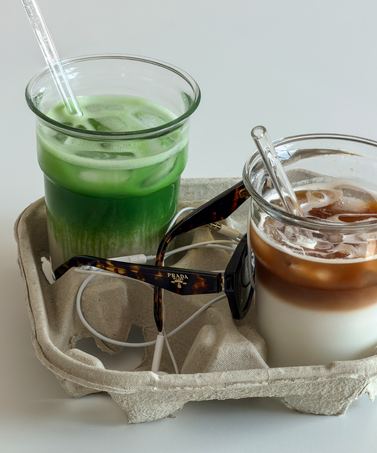 Klares Trinkglas im To-Go Design aus der Serie Liva – im Wohnambiente