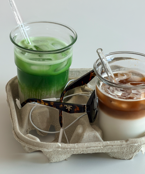 Klares Trinkglas im To-Go Design aus der Serie Liva – im Wohnambiente