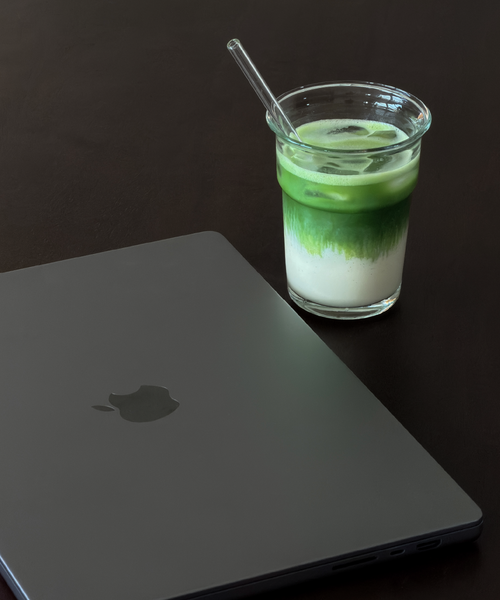Klares Trinkglas im To-Go Design aus der Serie Liva – Materialdetail im Fokus