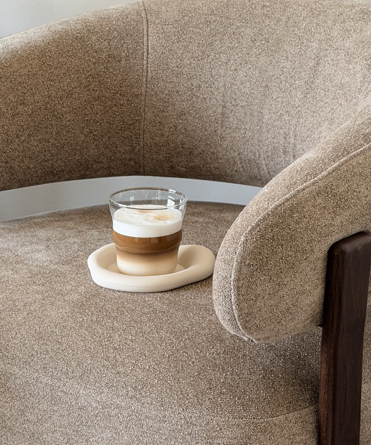 Kleines Trinkglas im Wellen-Design aus der Serie Capri – Nahaufnahme der Oberfläche