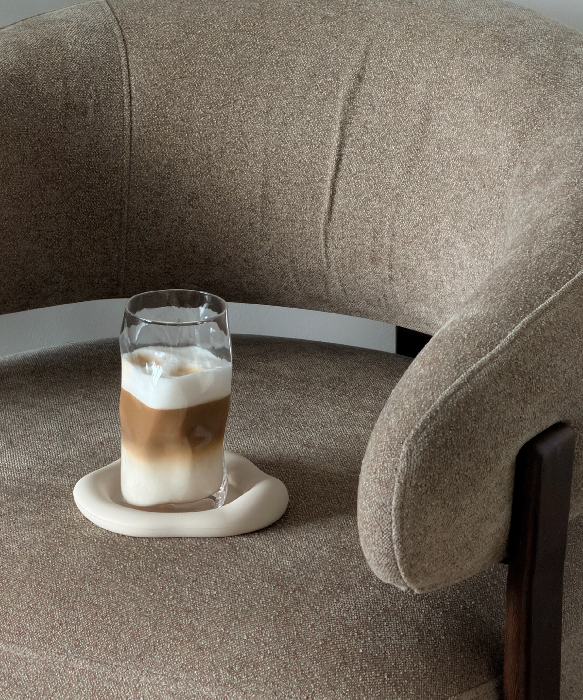 Großes Trinkglas im skulpturalen Design aus der Serie Glace – Nahaufnahme der Oberfläche