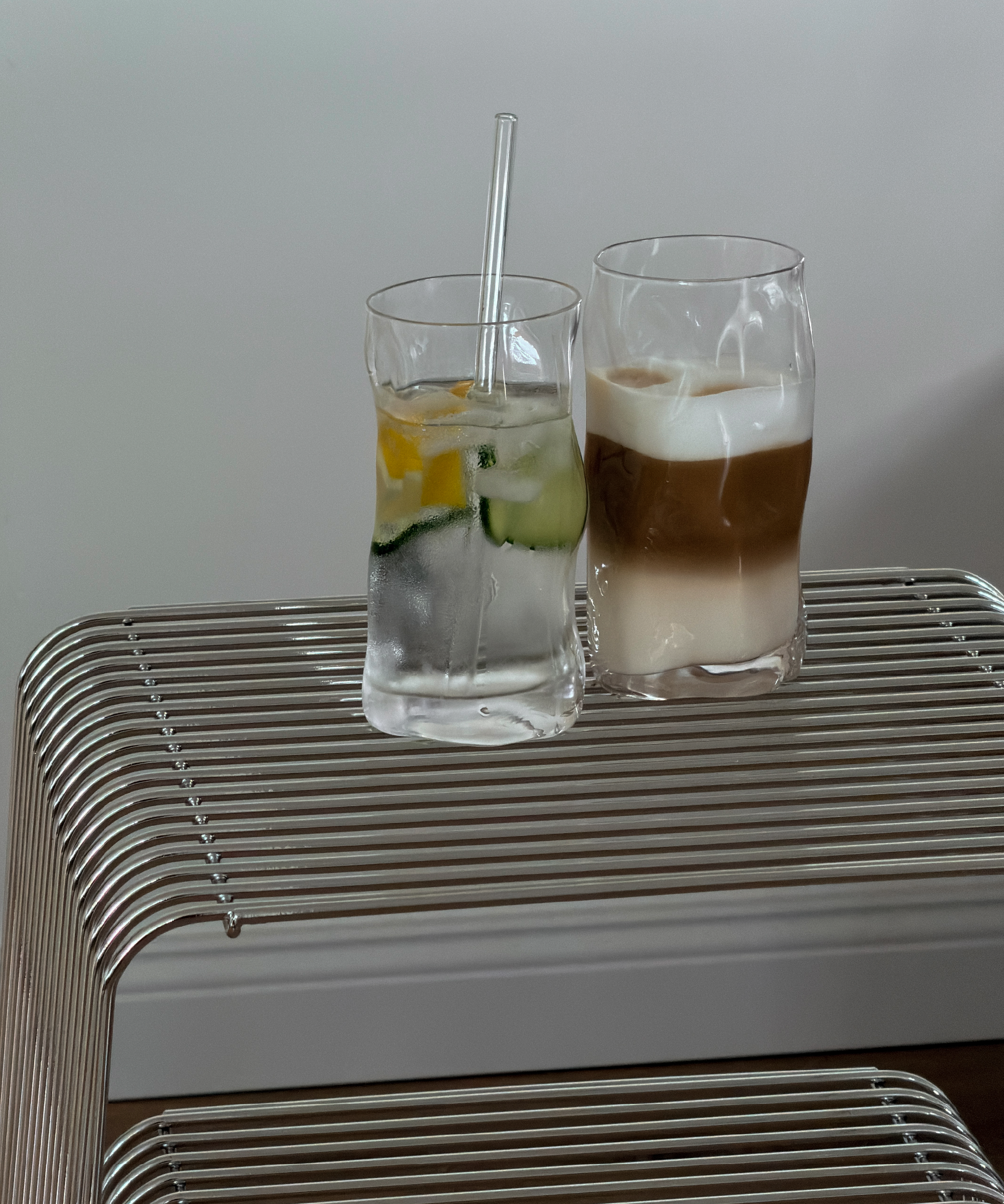 Großes Trinkglas im skulpturalen Design | Glace