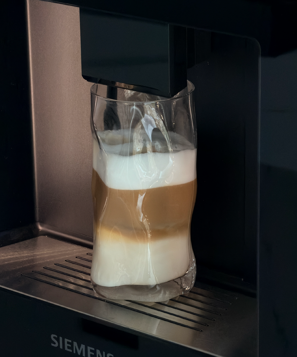 Großes Trinkglas im skulpturalen Design | Glace