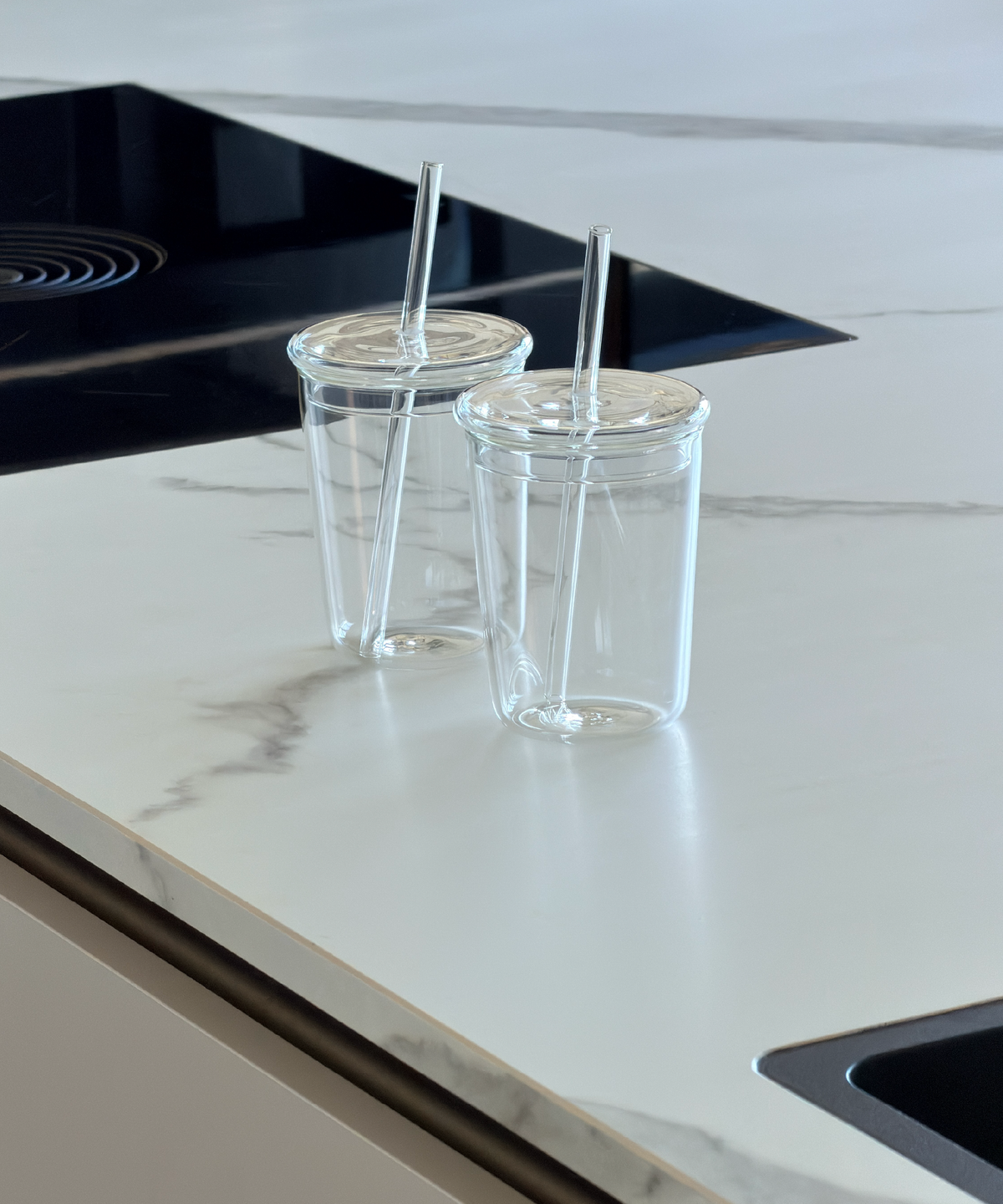 Trinkglas mit Deckel und Strohhalm im To-Go Design aus der Serie Liv – Nahaufnahme der Oberfläche