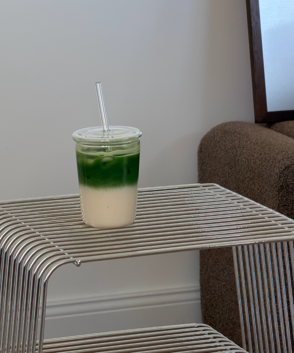 Trinkglas mit Deckel und Strohhalm im To-Go Design aus der Serie Liv – im Wohnambiente