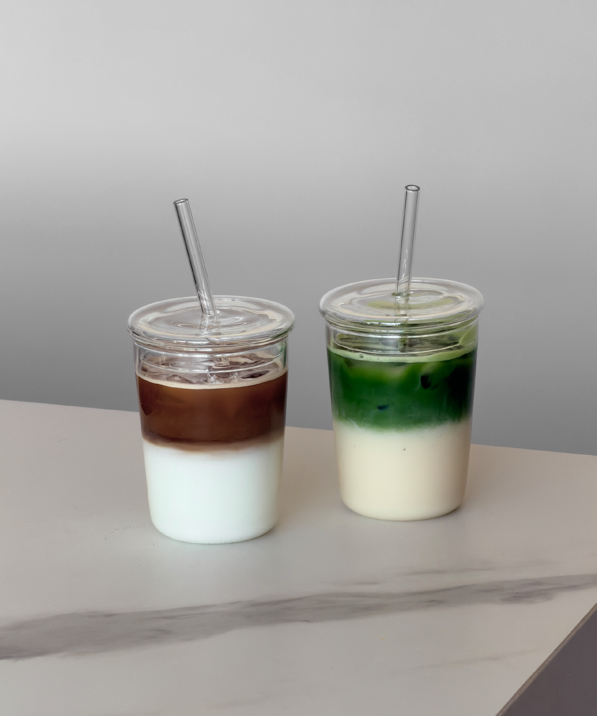 Trinkglas mit Deckel und Strohhalm im To-Go Design aus der Serie Liv – Materialdetail