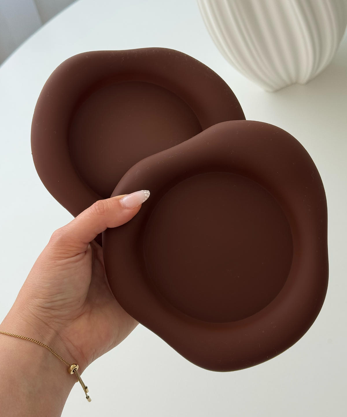 Silikon Untersetzer im organischen Design Dunkelbraun aus der Serie Elou – Seitenansicht