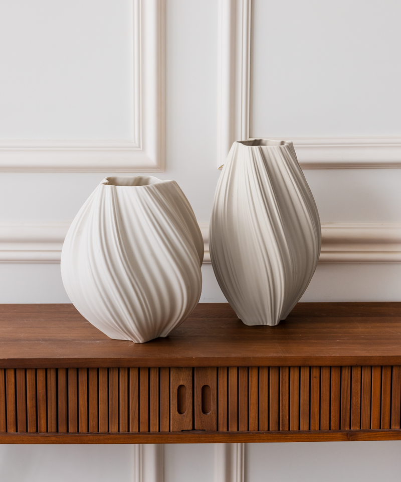 Längliche Keramik Vase in Weiß aus der Serie Flora – Produktansicht