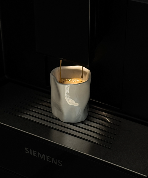 Organische Espresso-Tasse in Cremeweiß aus der Serie Alaska – Detailansicht der Verarbeitung