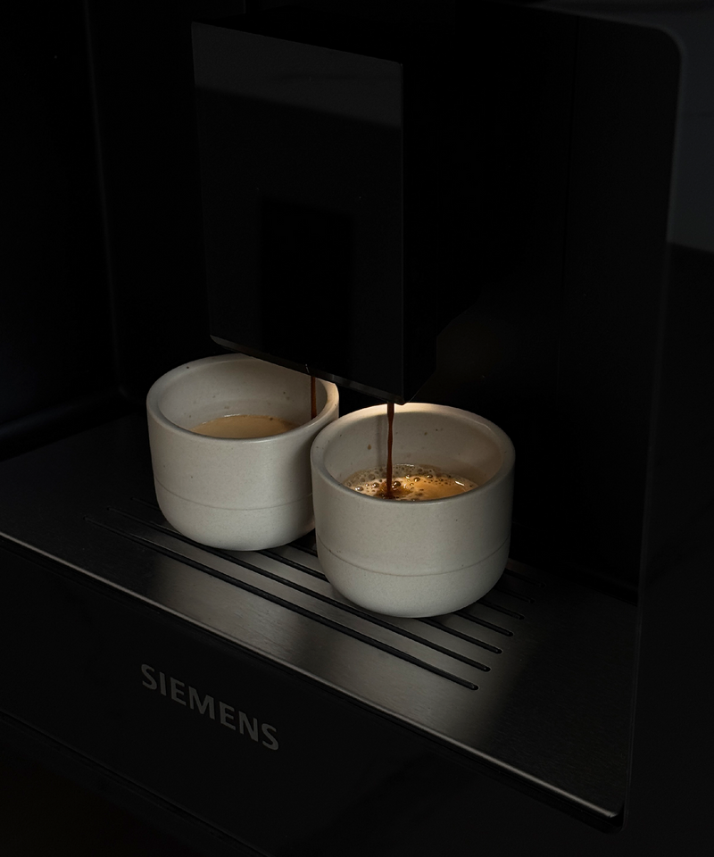 Cappuccino- und Espresso Keramik Becher in Beige aus der Serie Faro – im Wohnambiente