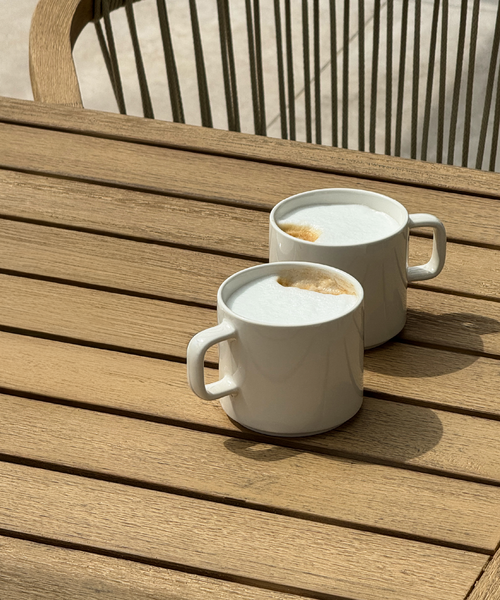 Tassen mit Henkel in Cremeweiß glänzend aus der Serie Nia – Materialdetail