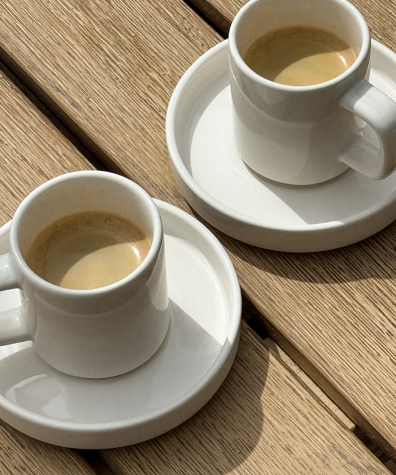 Espresso-Tasse mit Untertasse in Cremeweiß aus der Serie Nia – Seitenansicht