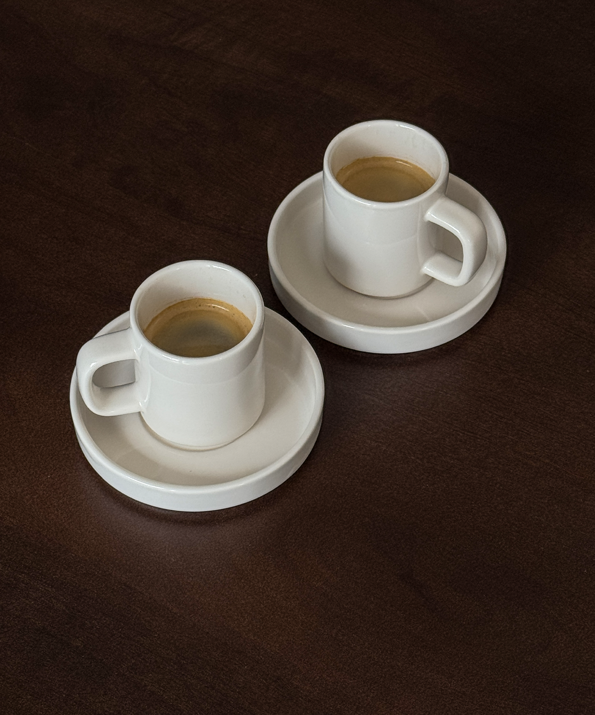 Espresso-Untertasse in Cremeweiß glänzend aus der Serie Nia – Detailansicht