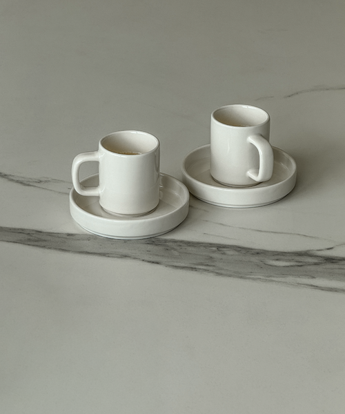 Espresso-Tasse mit Untertasse in Cremeweiß aus der Serie Nia – im Wohnambiente