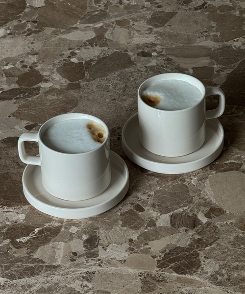 Untertasse in Cremeweiß glänzend aus der Serie Nia – Materialdetail