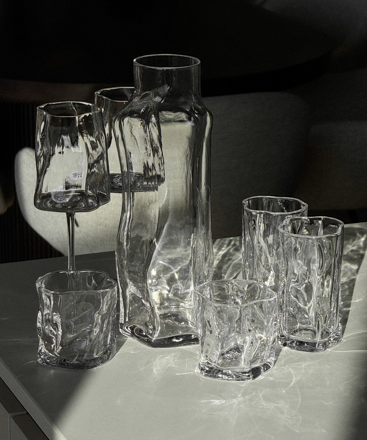Weinglas im organischen Design aus der Serie Alaska – Materialdetail im Fokus