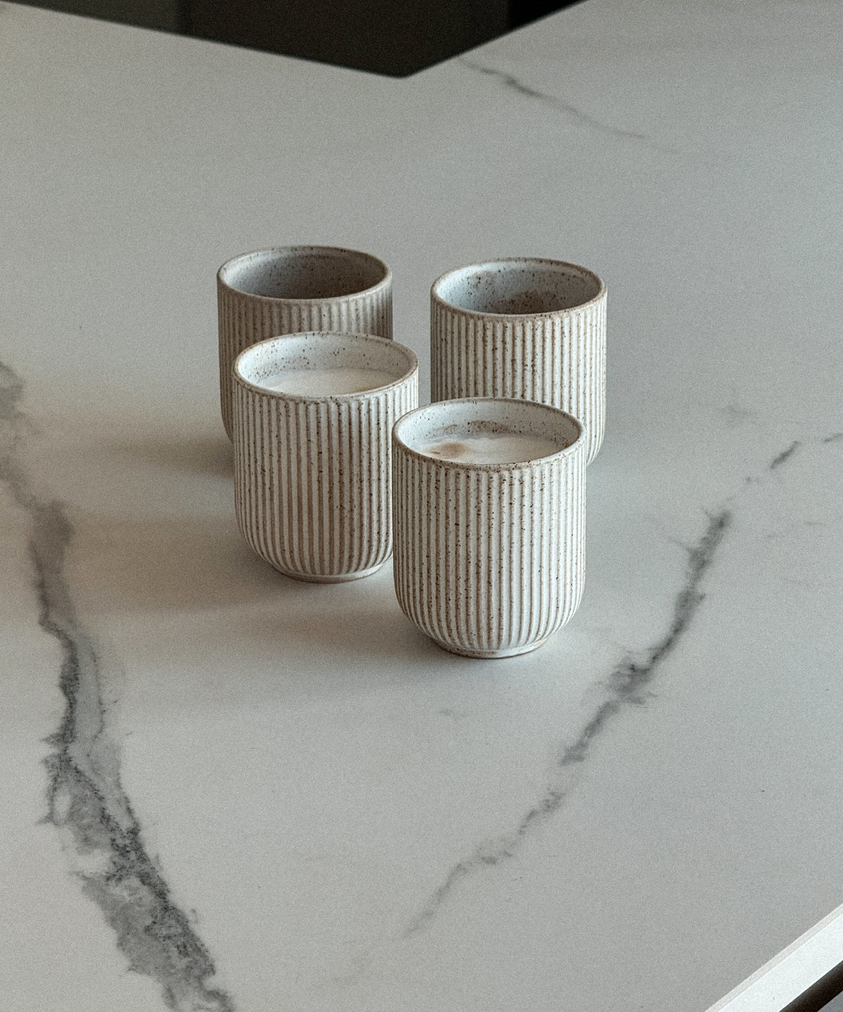 Keramik Becher im geriffelten Design Beige aus der Serie Paris – Produktansicht