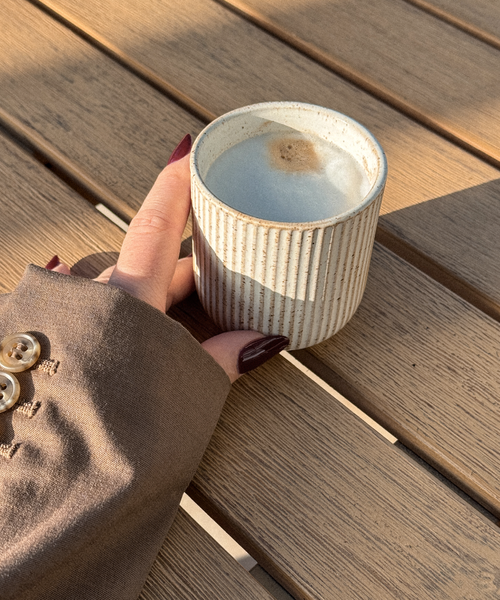 Keramik Becher im geriffelten Design Beige aus der Serie Paris – Nahaufnahme der Oberfläche